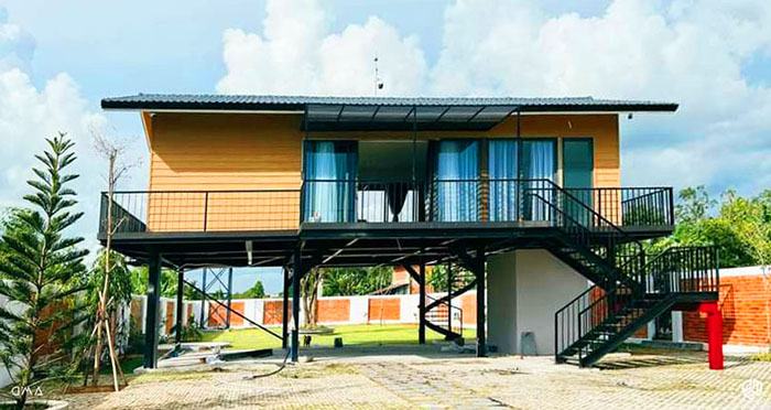 Nhà khung sắt mái tôn mái thái